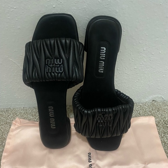 Miu Miu
matelassé leather slides - Picture 9 of 11